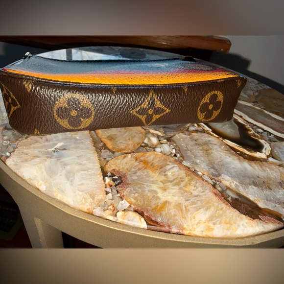 AUTHENTIC LOUIS VUITTON Monogram Evasion Illustré Mini Pochette Accessoires - Picture 5 of 12